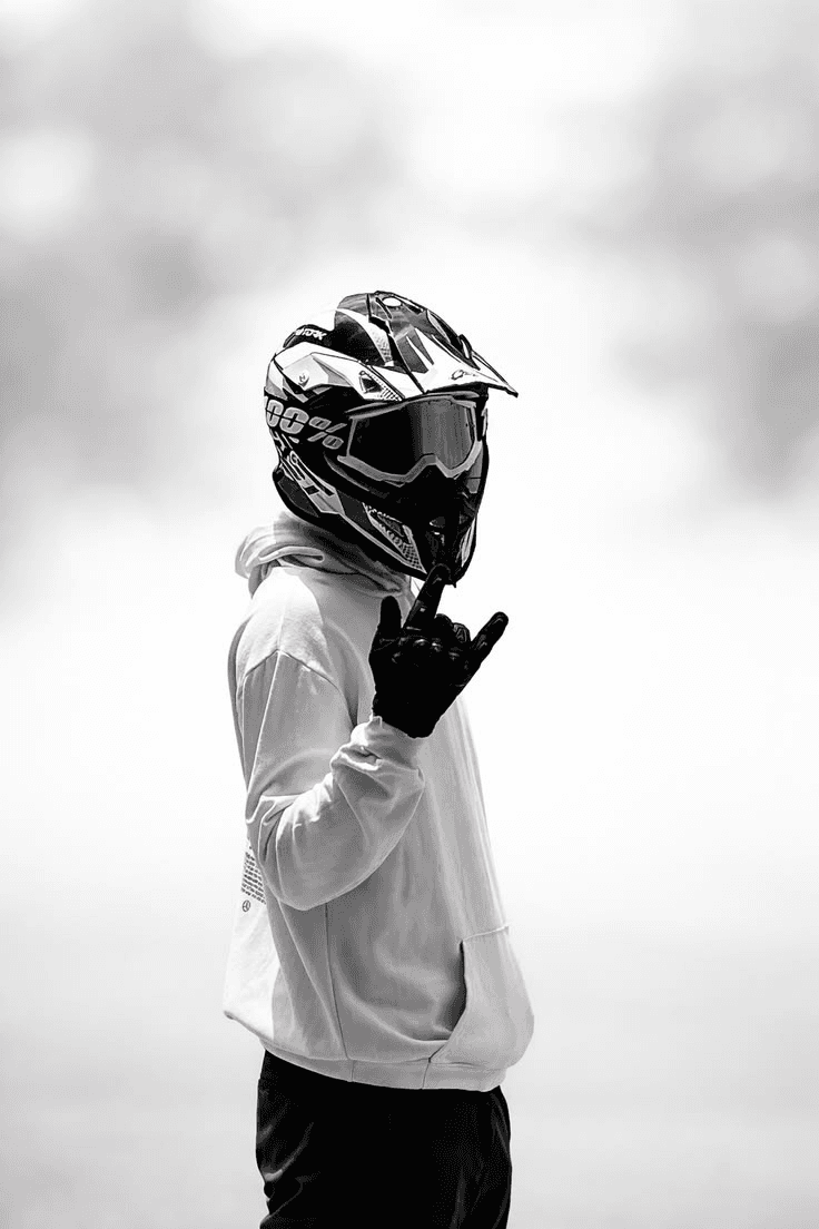 Piloto FamiliaMXX com capacete fazendo o sinal da família